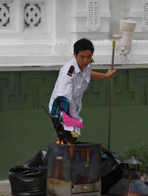 Người dân cúng chúng sinh, đốt vàng mã ngày Vu Lan - 10