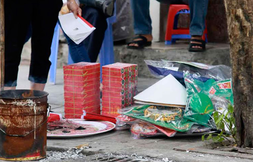Người dân cúng chúng sinh, đốt vàng mã ngày Vu Lan - 6