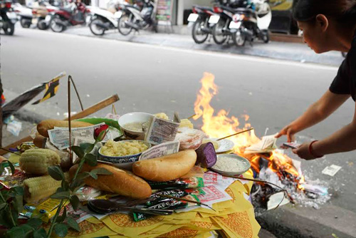 Người dân cúng chúng sinh, đốt vàng mã ngày Vu Lan - 15