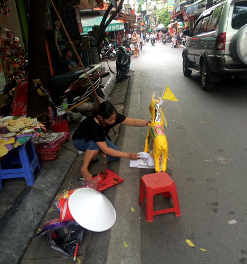 Người dân cúng chúng sinh, đốt vàng mã ngày Vu Lan - 3