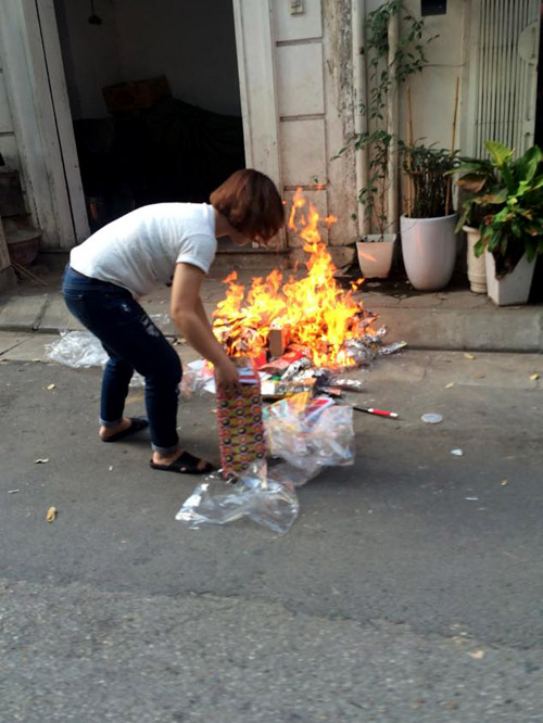 Người dân cúng chúng sinh, đốt vàng mã ngày Vu Lan - 5