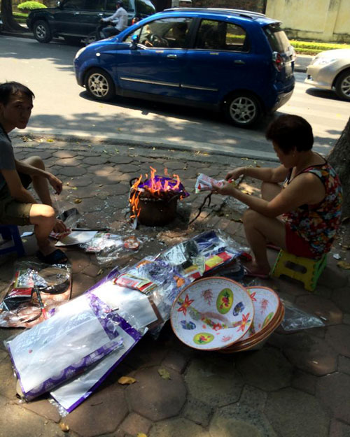 Người dân cúng chúng sinh, đốt vàng mã ngày Vu Lan - 7