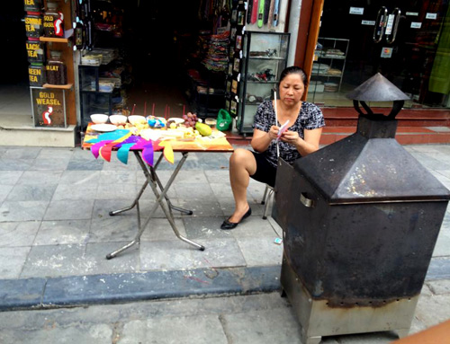 Người dân cúng chúng sinh, đốt vàng mã ngày Vu Lan - 13