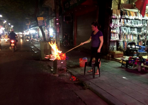 Người dân cúng chúng sinh, đốt vàng mã ngày Vu Lan - 9