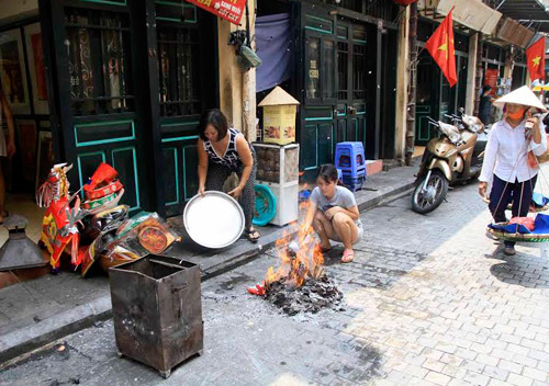 Người dân cúng chúng sinh, đốt vàng mã ngày Vu Lan - 1