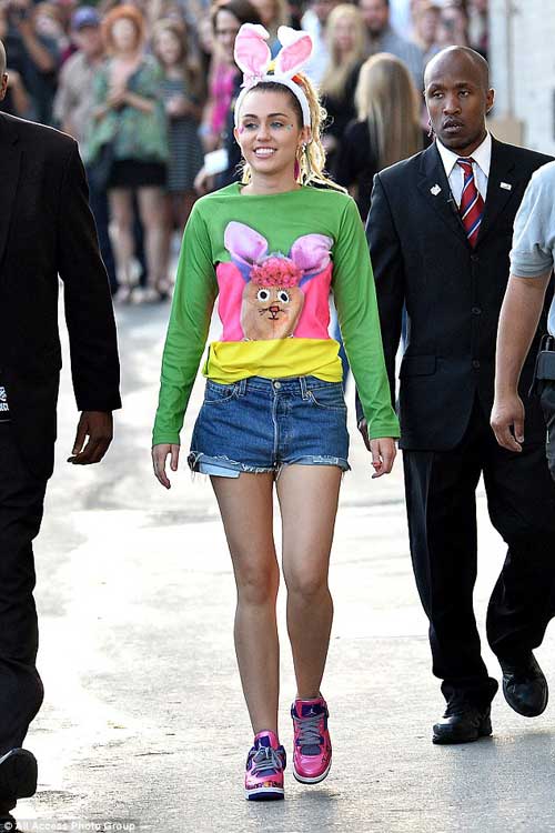 Nữ ca sĩ Rihanna diện đồ quot;lệch phaquot; đi ăn tối - 5