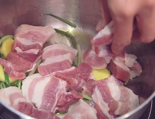 Thịt ba chỉ om nấm cho bữa cơm thêm đậm đà - 3