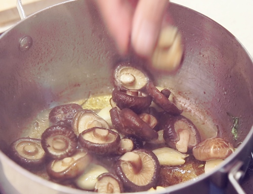 Thịt ba chỉ om nấm cho bữa cơm thêm đậm đà - 6