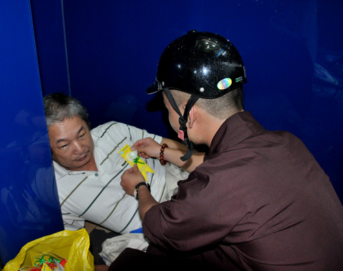 Lễ Vu Lan: Phát quà, hoa hồng cho người nghèo - 6