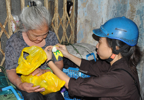 Lễ Vu Lan: Phát quà, hoa hồng cho người nghèo - 12