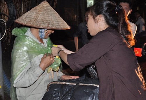 Lễ Vu Lan: Phát quà, hoa hồng cho người nghèo - 3
