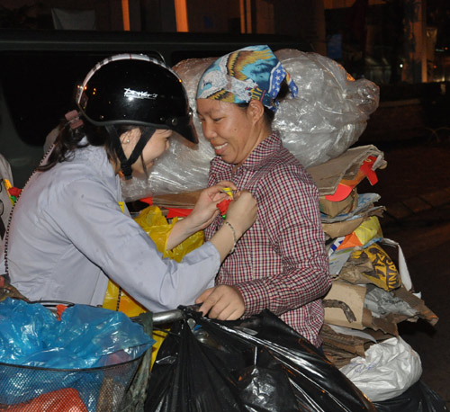 Lễ Vu Lan: Phát quà, hoa hồng cho người nghèo - 4