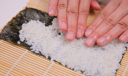 Chỉ vài phút là xong sushi dưa chuột - 4