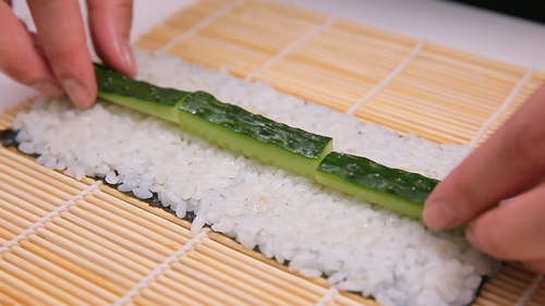 Chỉ vài phút là xong sushi dưa chuột - 5