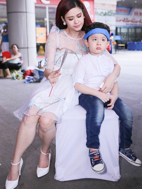 Trương Quỳnh Anh đưa con trai đi chơi cuối tuần - 10
