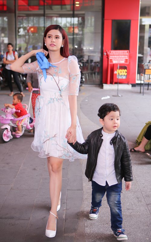 Trương Quỳnh Anh đưa con trai đi chơi cuối tuần - 3