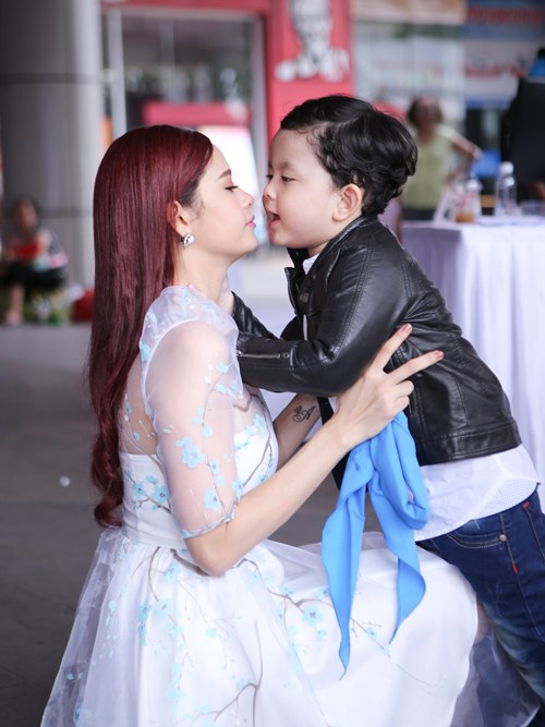 Trương Quỳnh Anh đưa con trai đi chơi cuối tuần - 5