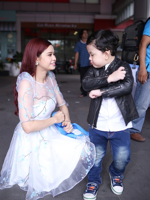 Trương Quỳnh Anh đưa con trai đi chơi cuối tuần - 6