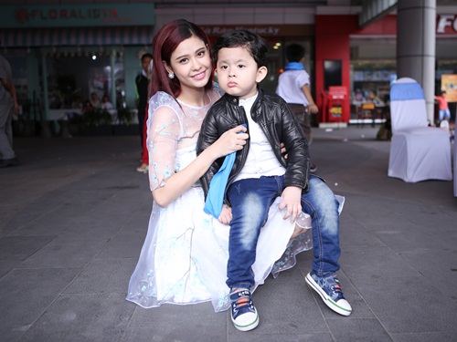 Trương Quỳnh Anh đưa con trai đi chơi cuối tuần - 7