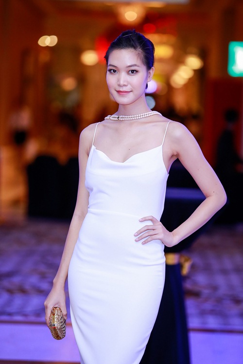 Thùy Dung đọ vẻ gợi cảm với Hoàng Yến tại sự kiện - 1