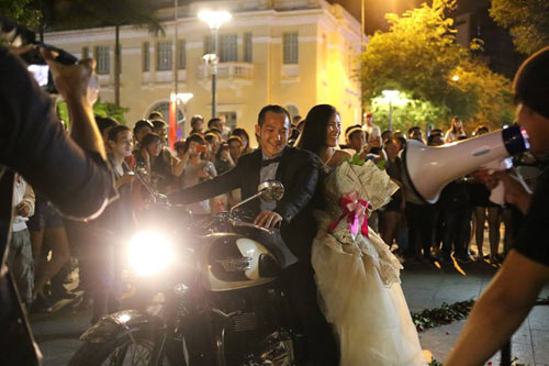 Màn cầu hôn gây náo loạn con phố đi bộ tại Sài Gòn - 11