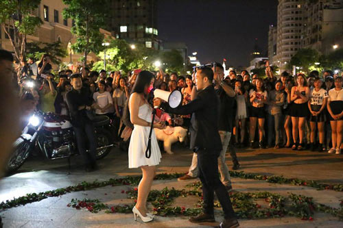 Màn cầu hôn gây náo loạn con phố đi bộ tại Sài Gòn - 5