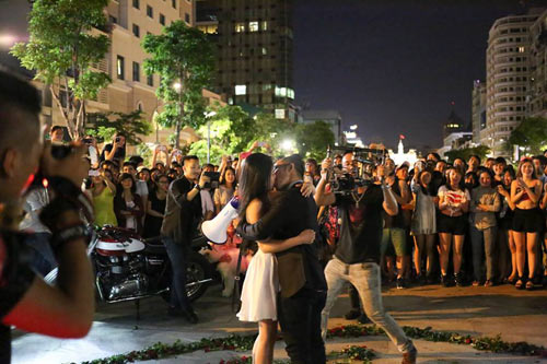 Màn cầu hôn gây náo loạn con phố đi bộ tại Sài Gòn - 6