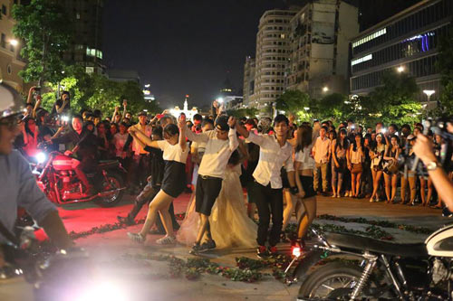 Màn cầu hôn gây náo loạn con phố đi bộ tại Sài Gòn - 3