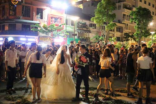 Màn cầu hôn gây náo loạn con phố đi bộ tại Sài Gòn - 7