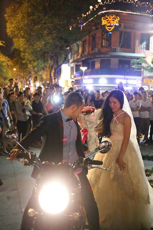 Màn cầu hôn gây náo loạn con phố đi bộ tại Sài Gòn - 8