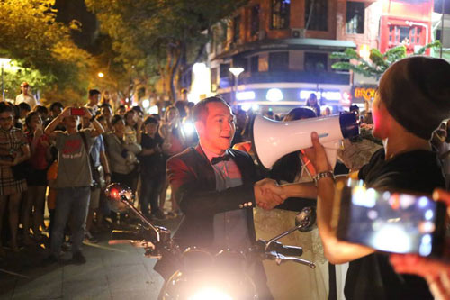 Màn cầu hôn gây náo loạn con phố đi bộ tại Sài Gòn - 9