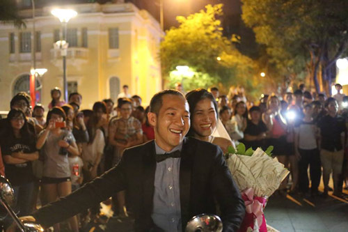Màn cầu hôn gây náo loạn con phố đi bộ tại Sài Gòn - 1