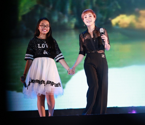 Diva Hồng Nhung khoe eo thon trên sân khấu ngoài trời - 11