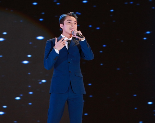 Diva Hồng Nhung khoe eo thon trên sân khấu ngoài trời - 14
