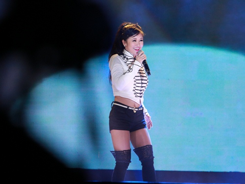 Diva Hồng Nhung khoe eo thon trên sân khấu ngoài trời - 2