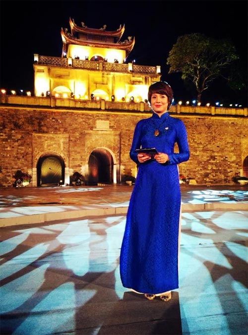 MC Diễm Quỳnh thướt tha dưới Cột cờ Hà Nội - 1