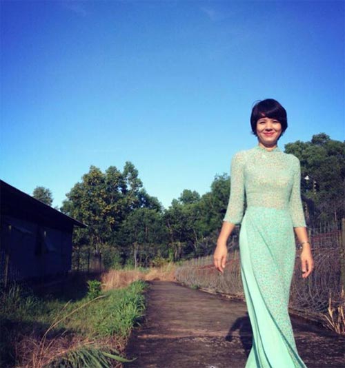 MC Diễm Quỳnh thướt tha dưới Cột cờ Hà Nội - 3