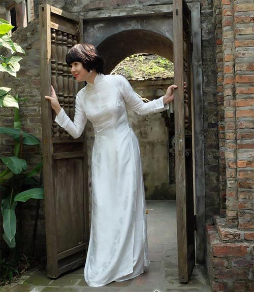 MC Diễm Quỳnh thướt tha dưới Cột cờ Hà Nội - 4