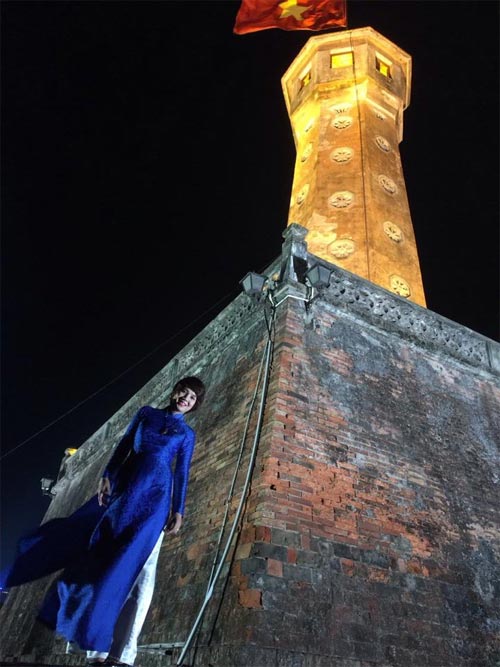 MC Diễm Quỳnh thướt tha dưới Cột cờ Hà Nội - 2