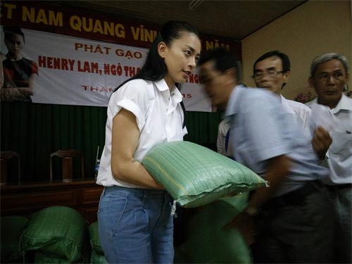 MC Diễm Quỳnh thướt tha dưới Cột cờ Hà Nội - 8