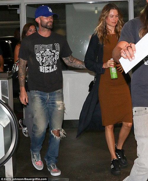 Adam Levine quot;xuống sắcquot; tàn tạ xuất hiện bên vợ - 1