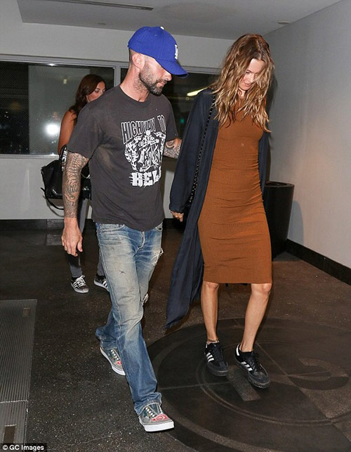 Adam Levine quot;xuống sắcquot; tàn tạ xuất hiện bên vợ - 2