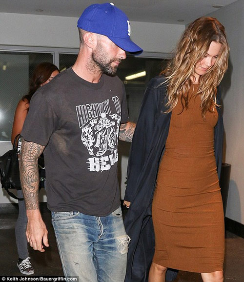 Adam Levine quot;xuống sắcquot; tàn tạ xuất hiện bên vợ - 3