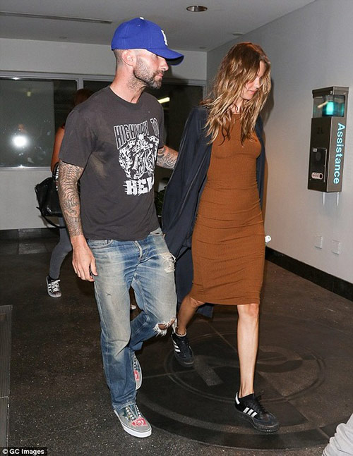 Adam Levine quot;xuống sắcquot; tàn tạ xuất hiện bên vợ - 4