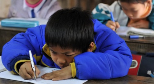 Cảnh báo nguy cơ học sinh mắc bệnh cong vẹo cột sống - 1