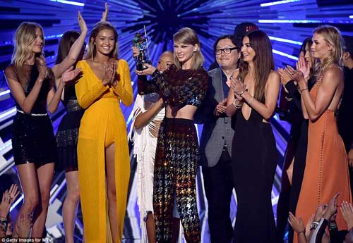Taylor Swift quot;đánh bạiquot; đàn chị tại Video Music Awards - 3