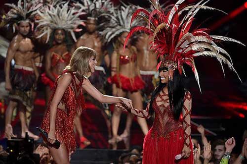 Taylor Swift quot;đánh bạiquot; đàn chị tại Video Music Awards - 4