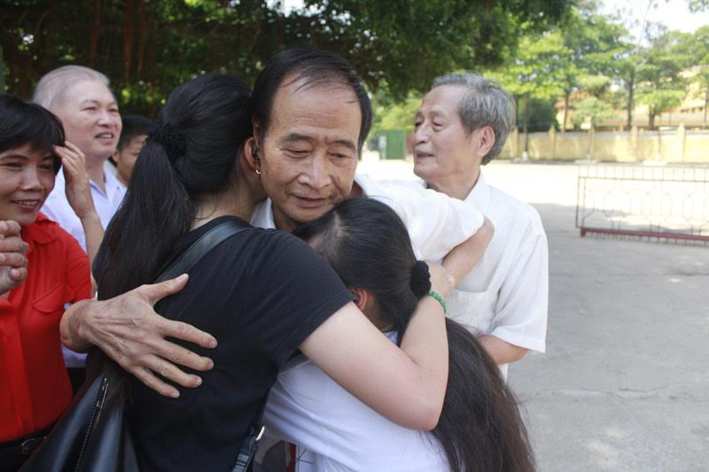 Đặc xá dịp 2.9: quot;Trắng đêm chờ giây phút được ôm hôn conquot; - 2