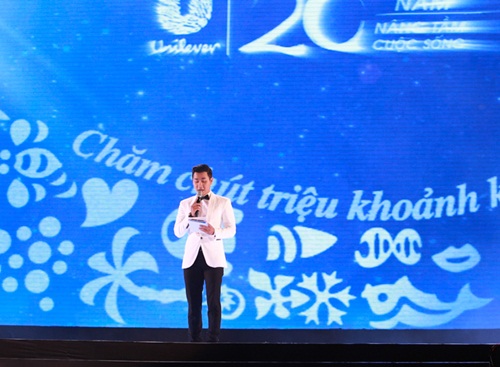 Diva Hồng Nhung khoe eo thon trên sân khấu ngoài trời - 7