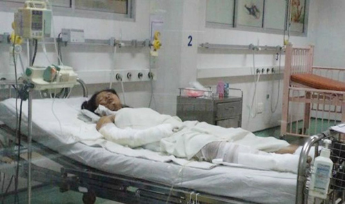 Bé gái bán vé số bị mẹ đổ xăng đốt vẫn rất nguy kịch - 1